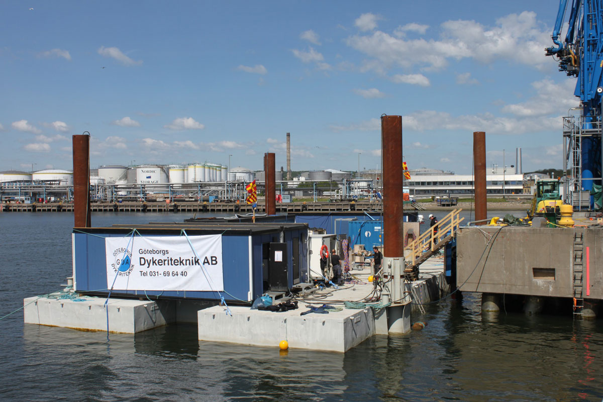 En industrihamn med en kontainer med Göteborgs Dykeriteknik på sidan