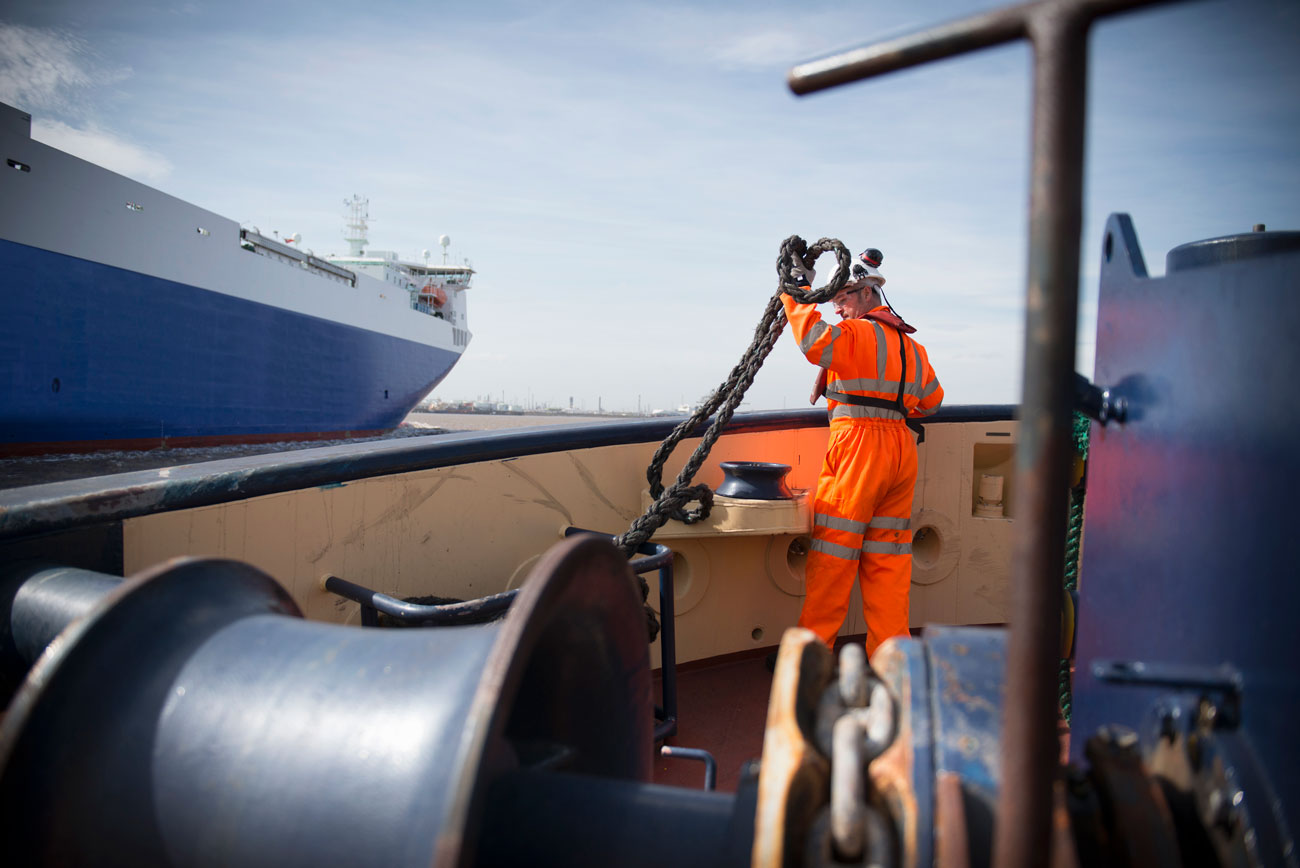 Man kastar loss industribåt