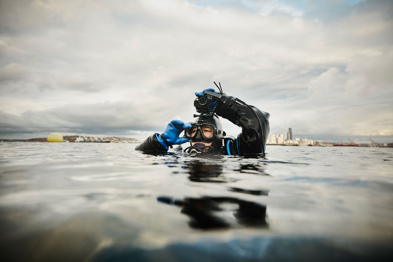 Professionell dykare i havet