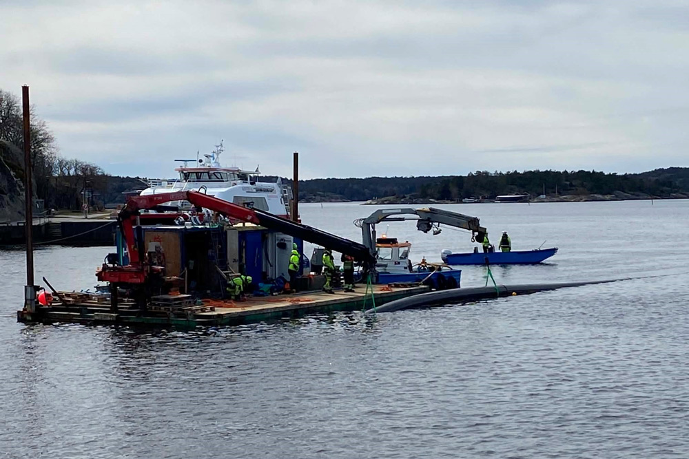 En industrihamn med en kontainer med Göteborgs Dykeriteknik på sidan